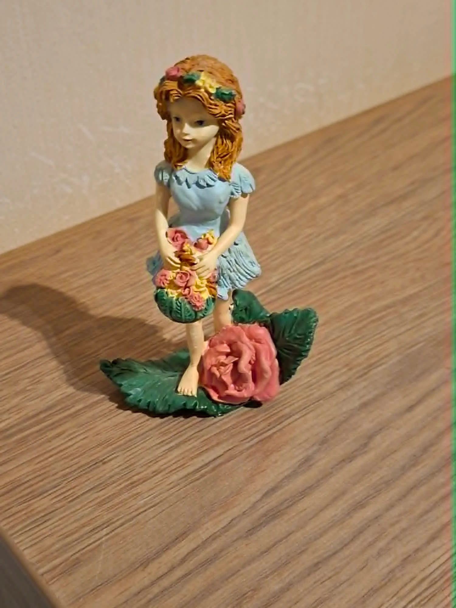 Decoratief beeldje : meisje met bloemen